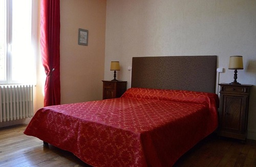 Reaux Bed & Breakfast | Room 'Le Vieux Noyer - Erable' with Shared Garden and Wi-Fi
