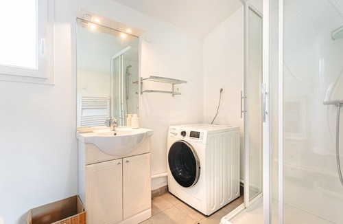 Le Chateau-d'Oleron Apartment | Room with Private Bathroom near the Beaches of Oléron Island