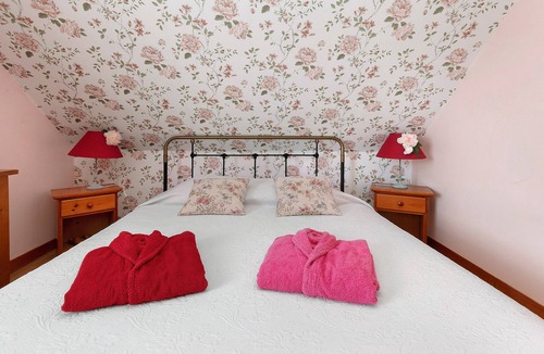 Saint-Lyphard Bed & Breakfast | Rose Briéronne Guest Room 3p – Upstairs, Shared Terrace & Garden, Wi-Fi