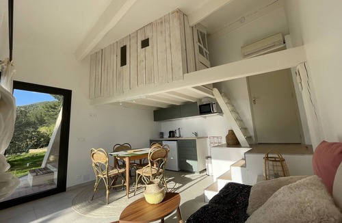 Ollioules Cottage | Sanary-sur-Mer: holiday rental with sea view on a 7,000 m² estate, sleeps 4.