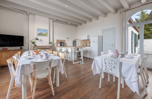 Saint-Michel-Chef-Chef House | Sea - beach facing family villa for 12