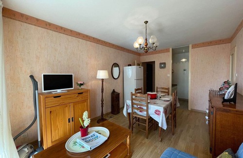 Saint-Hilaire-de-Riez Apartment | Seaside Retreat: Cozy 1BR Apartment, 200m from Beach, Sleeps 4, with Balcony & Free Cleaning