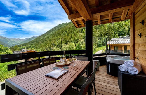 Le Lavancher Ski Chalet | Serviced Alpine Chalet with Indoor Pool
