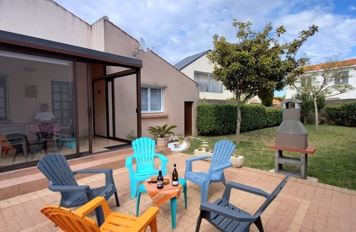 Les Sables d'Olonne Villa | Single-family home with a shaded garden, private garage, and all amenities.