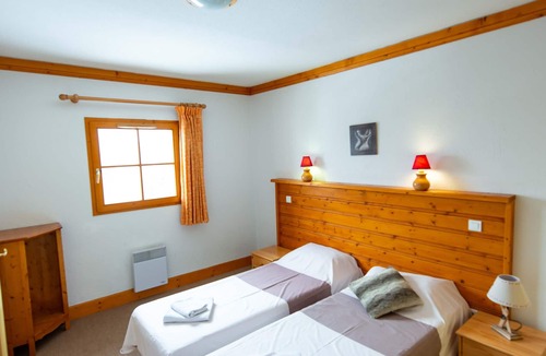 Oz-en-Oisans Ski Chalet | Ski Chalet 2 min from Gondolas in Oz en Oisans ski resort (private Sauna)