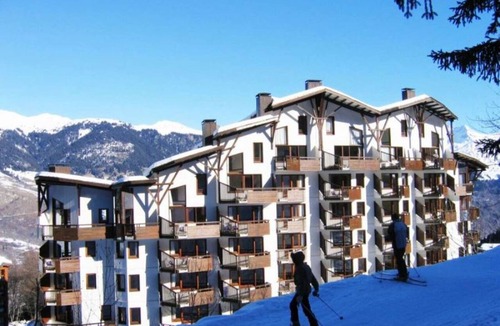 La Perriere Apartment | Ski-in apartment, sleeps 4, balcony, wifi included