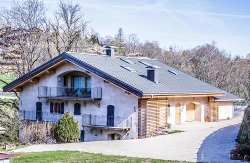 Demi-Quartier Apartment | Ski in ski out Le Moulin charming duplex just 50 m from Princesse gondola Megève