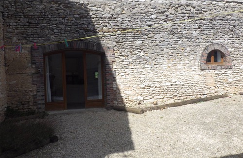 La Chapelle-sur-Aveyron Apartment | Small house in equestrian center
