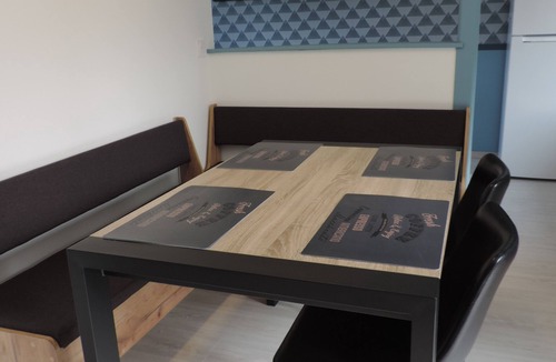 Messac Ski Chalet | Small house on the banks of the Vilaine 2 Bedrooms Living room and fitted kitchen