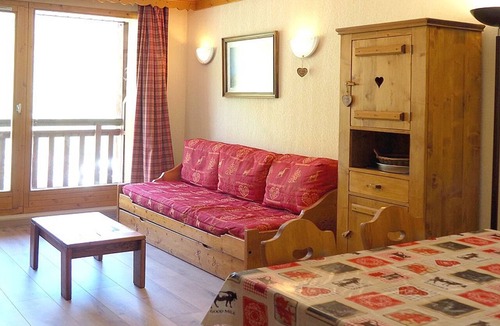 Les Bruyeres Apartment | Spacious apartment, ski-in/ski-out, balcony, 3 rooms, Les Menuires