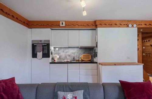 Meribel Village Apartment | Spacious apartment near slopes with pool and parking