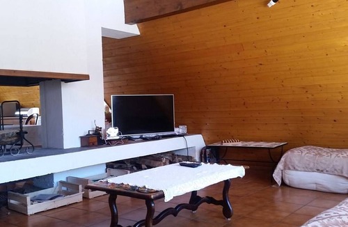 Arette Ski Chalet | Spacious Chalet for 10 with Free Parking, Ski Storage, and Modern Amenities