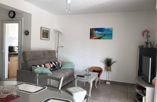Saint-Mandrier-sur-Mer Apartment | Spacious & comfortable T2 air-conditioned 3* Wifi, Private parking, Beach 100m