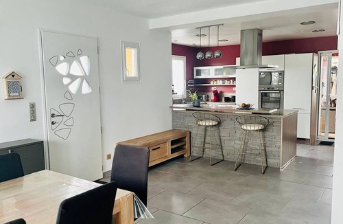 Bardos House | Spacious house in Bardos, sleeps 6, pets allowed, wifi