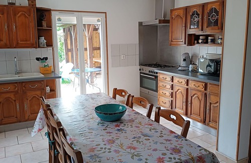 Nargis Cottage | Spacious Lodge in Nargis with Private Parking, Near Paris