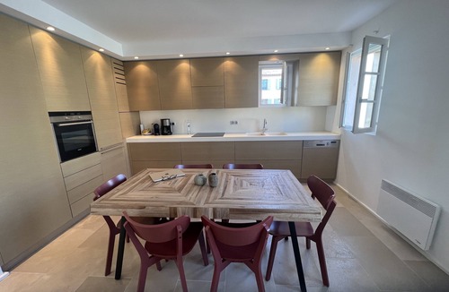 Saint-Tropez City Centre Apartment | ST Tropez Plein Centre Appartement Lumineux Avec Parking Place des Lices