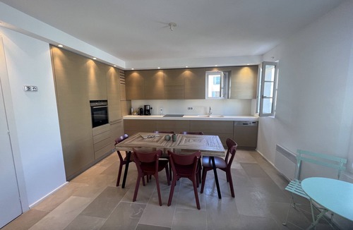 Saint-Tropez City Centre Apartment | ST Tropez Plein Centre Appartement Lumineux Avec Parking Place des Lices