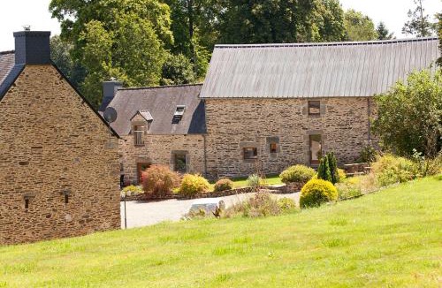 Guegon House | Stone cottage with modern interior & large private pool near to Josselin