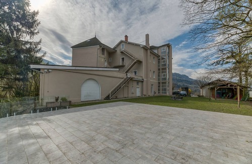 Arvillard Apartment | Studio '111' with shared pool, shared terrace and Wi-Fi
