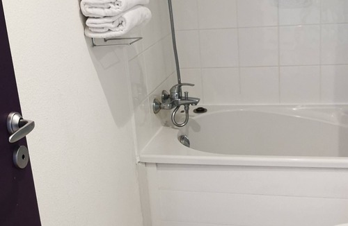 Lourdes Apartment | Studio 24m2 on 4th floor (elevator), wifi 5G, next to SNCF train station