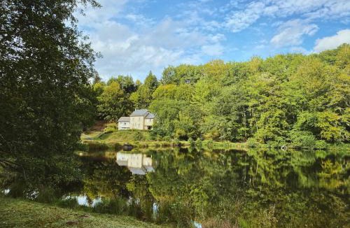Saint-Hilaire-les-Courbes Apartment | Studio aux Sources de la Chabanne