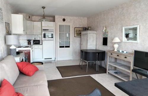 Les Sables d'Olonne Apartment | Studio Alcôve - Face au Chenal, 50m Plage/Port, 700m Centre-Ville, Capacité 3 pers., Confort Moderne - FR-1-331-202