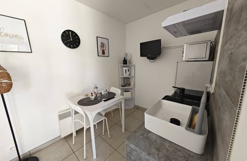 Coex Apartment | Studio apartment 15 minutes from the beaches, 5-minute walk to local amenities, shared outdoor spaces