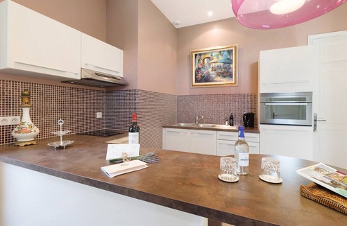 Neac House | Studio at Closerie Des Vignes with Private Terrace, Garden, and Wi-Fi