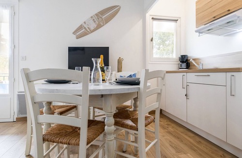 Quimiac Apartment | Studio avec balcon, à 200m de la plage, proche commerces et restos, parking privé, lit bébé inclus