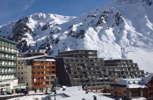 La Mongie Apartment | Studio cabin for 5 in La Mongie, slopeside, balcony, washer
