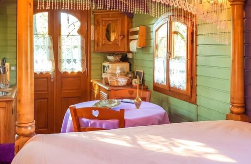Bussac-Foret House | Studio cosy à Bussac-Forêt avec piscine partagée, 15m²
