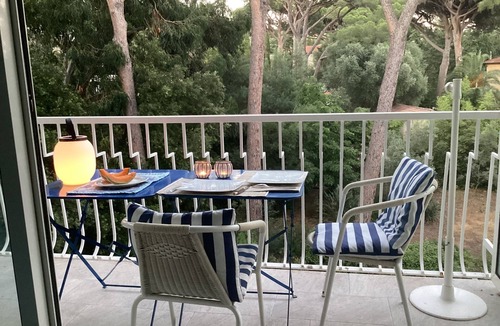 Cavalaire-sur-Mer Apartment | Studio Dans un Parc Privé à Cavalaire. Calme et Lumineux, Animaux Acceptés