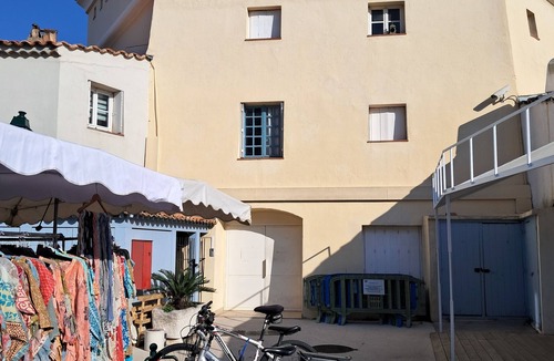 Grimaud Apartment | Studio in a mythical tower on the water at the entrance to Porte Grimaud with parking lot