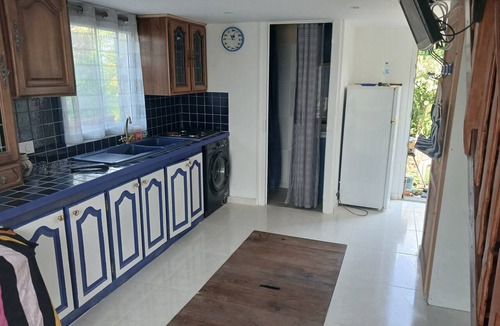 Saint-Romain-de-Benet Apartment | Studio in a Charente-style house