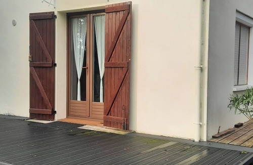 Ambares-et-Lagrave Apartment | Studio indépendant dans une maison avec jardin ,parking privatif .tout sécurisé