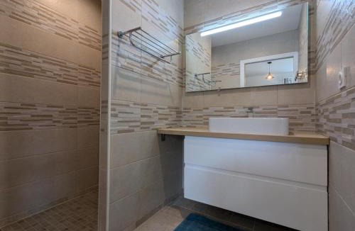 Baignes-Sainte-Radegonde Apartment | Studio moderne avec terrasse, parking et WIFI - FR-1-653-262