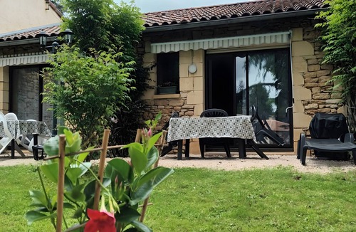 Sarlat-la-Caneda Apartment | Studio "Peaceful Retreat in Sarlat-la-Canéda" with Private Terrace, Parking & AC