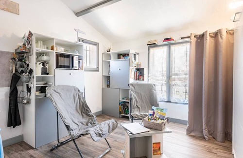 Nerac Apartment | Studio "Petit Nid Cosy De L' Albret" with Private Terrace, Garden, Wi-Fi, and Small Laundry