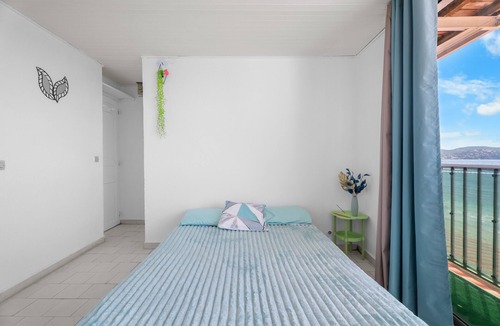 Le Pradet Bed & Breakfast | Studio "Porte Rouge 3" with Sea View