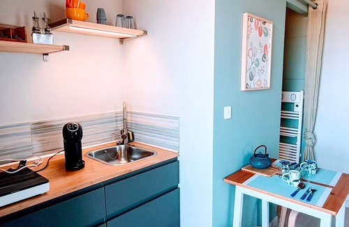 Saulcet Apartment | Studio "Private Room, En-Suite Bathroom" with Private Terrace, Wi-Fi and Air Conditioning