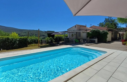 Auriol Apartment | Studio with swimming pool & garden "Your haven of peace in Provence".