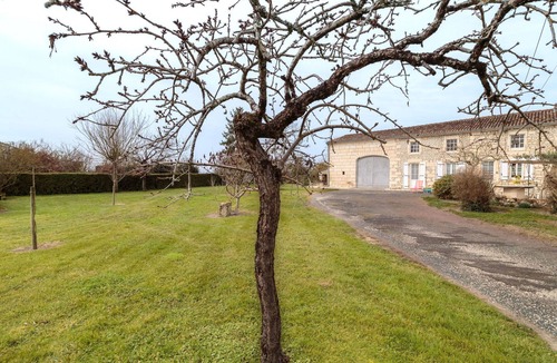 Berneuil Villa | Stunning private villa for 4 people with WIFI, TV, terrace and pets allowed