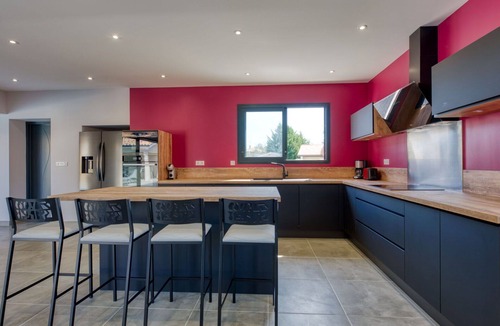 Lanton Villa | Stunning private villa for 10 guests with WIFI, private pool, A/C, TV, terrace and pets allowed