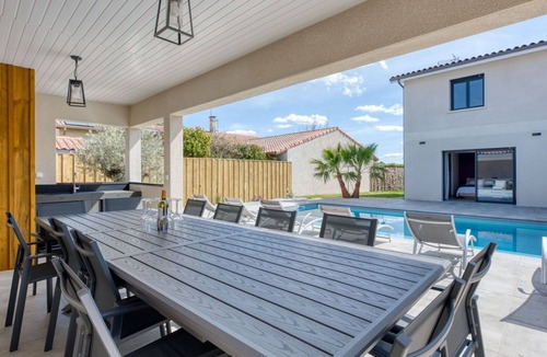 Lanton Villa | Stunning private villa for 10 guests with WIFI, private pool, A/C, TV, terrace and pets allowed