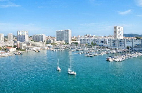 Toulon Boat Rental | Sun-Kissed Sailing Adventure in Puerto de Toulon