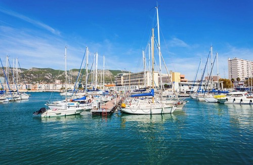 Toulon Boat Rental | Sun-Kissed Sailing Adventure in Puerto de Toulon