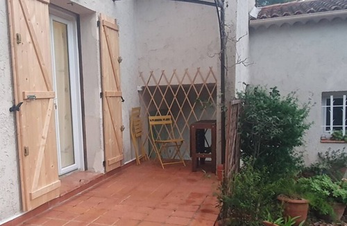 Le Revest-les-Eaux Apartment | T2 in quiet, natural villa, 5 mn from village, 20 mn from Toulon and beaches.
