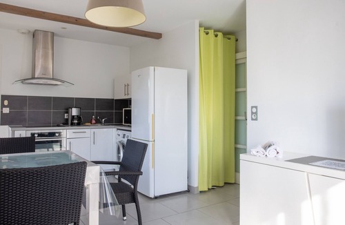 Salies-de-Bearn Apartment | T2 Vert Anis Apartment with Wi-Fi