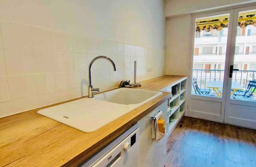 Juan-les-Pins Apartment | T3 bright - 6 pers - Center - Air-conditioned - Train station at 200 m - Parking - Sea at 100 m