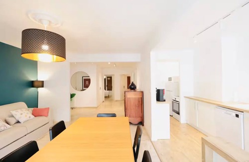 Juan-les-Pins Apartment | T3 bright - 6 pers - Center - Air-conditioned - Train station at 200 m - Parking - Sea at 100 m